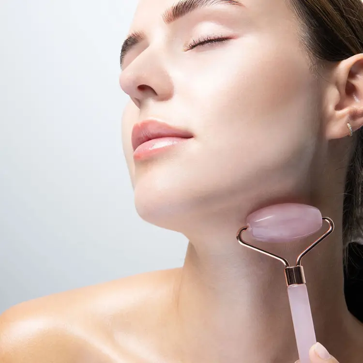 Soin Vogue 009 rose-roller-and-gua-sha