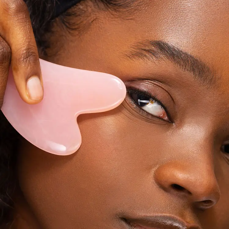 Soin Vogue 009 rose-roller-and-gua-sha