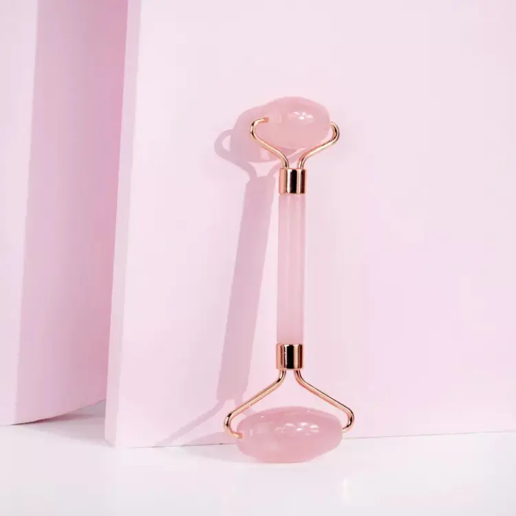 Soin Vogue 009 rose-roller-and-gua-sha