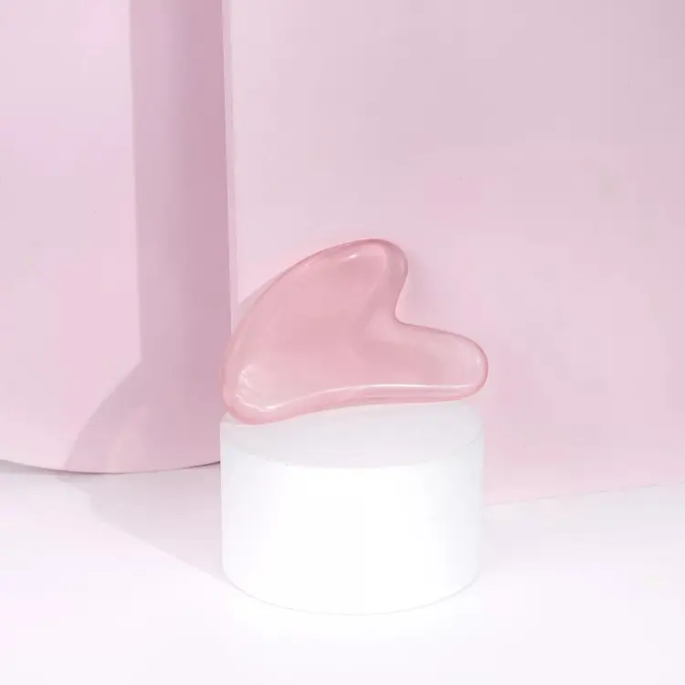 Soin Vogue 009 rose-roller-and-gua-sha