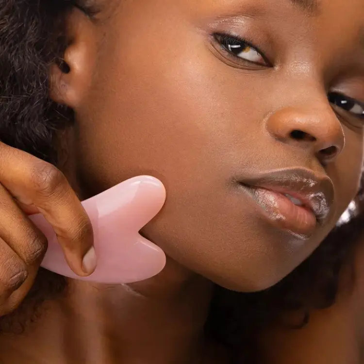 Soin Vogue 009 rose-roller-and-gua-sha