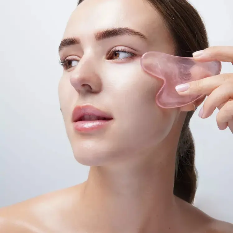 Soin Vogue 009 rose-roller-and-gua-sha